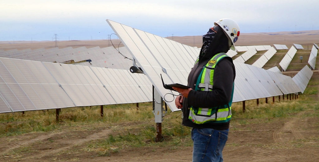 Pilote PCL pilotant un drone de levé dans un champ solaire