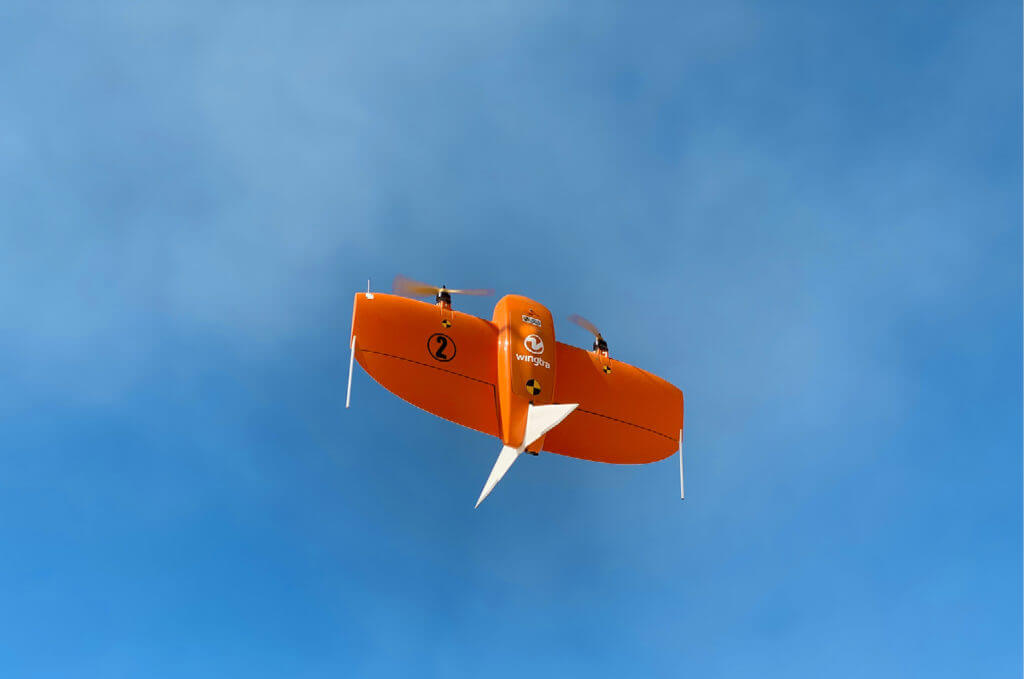 Dron WingtraOne flotando