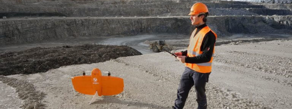 Hombre con casco trabajando con el WingtraOne gen 2 en un emplazamiento minero