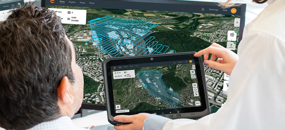 Topógrafos e ingenieros planificando un vuelo de topografía con drones